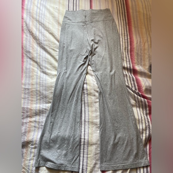 Grey flared leggings -ARITZIA - Picture 2 of 4